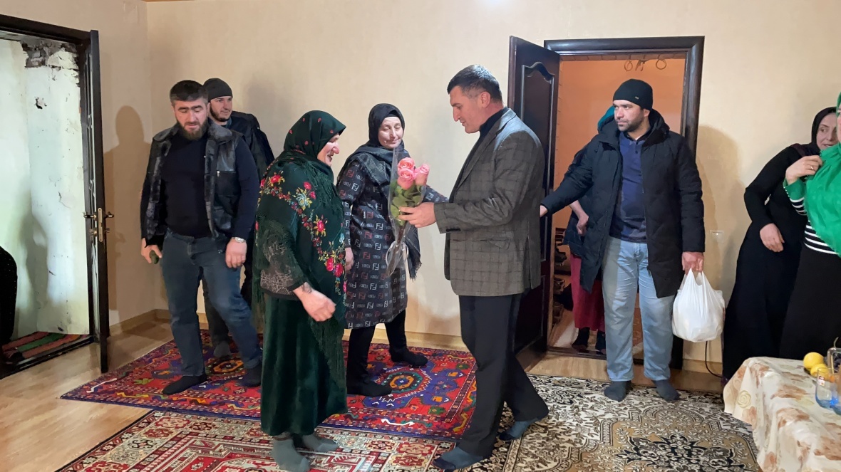 Глава района поздравил с наступающим 8 марта Патимат Тинову в селе Ириб